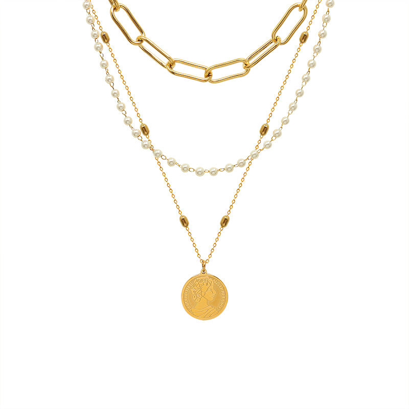 Collier doré trois rangs avec perle