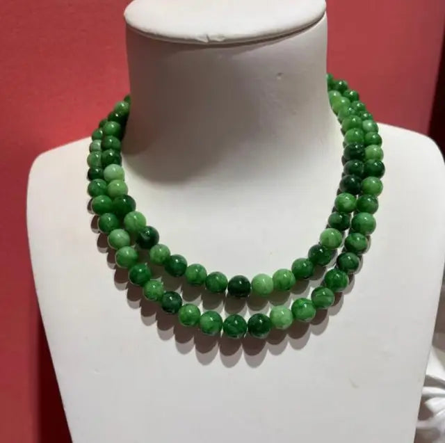 Collier long en perles de pierre naturelle