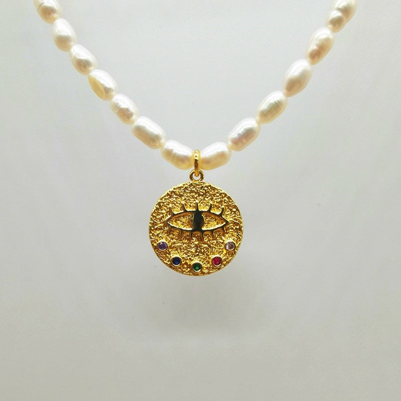 Collier de perles d’eau douce avec motif œil
