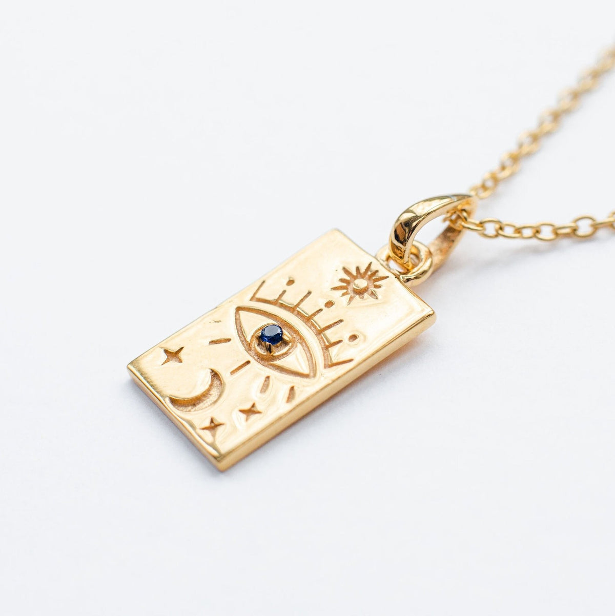 Collier pendentif doré à motifs symboliques