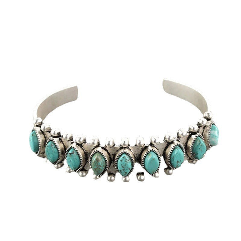 Bracelet ouvert en turquoise naturelle à motif antique