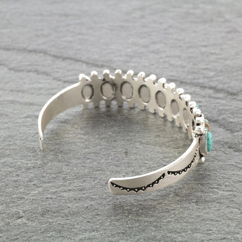 Bracelet ouvert en turquoise naturelle à motif antique