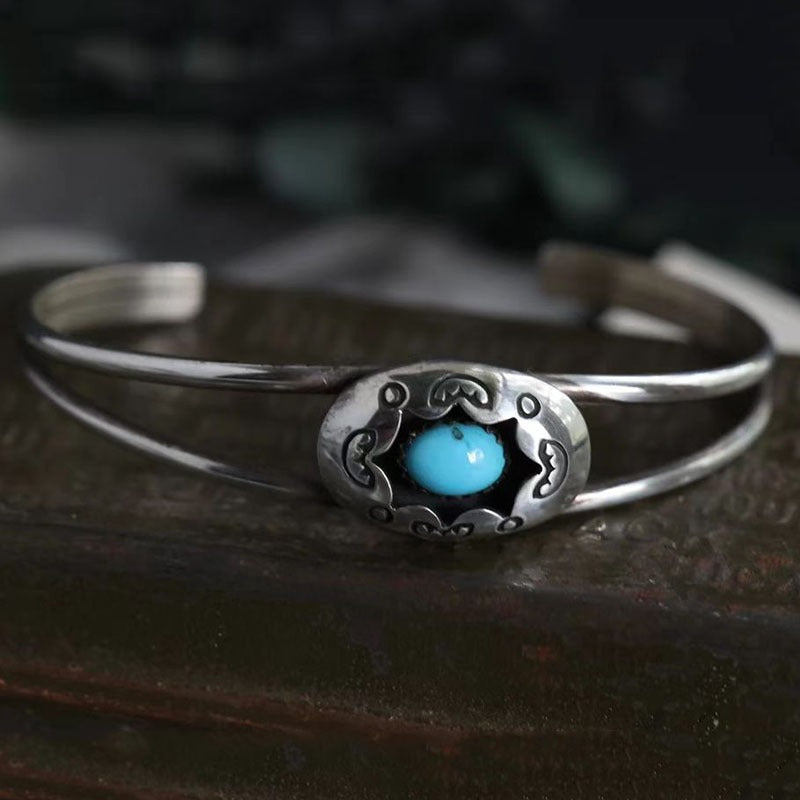 Bracelet ouvert en turquoise naturelle à motif antique