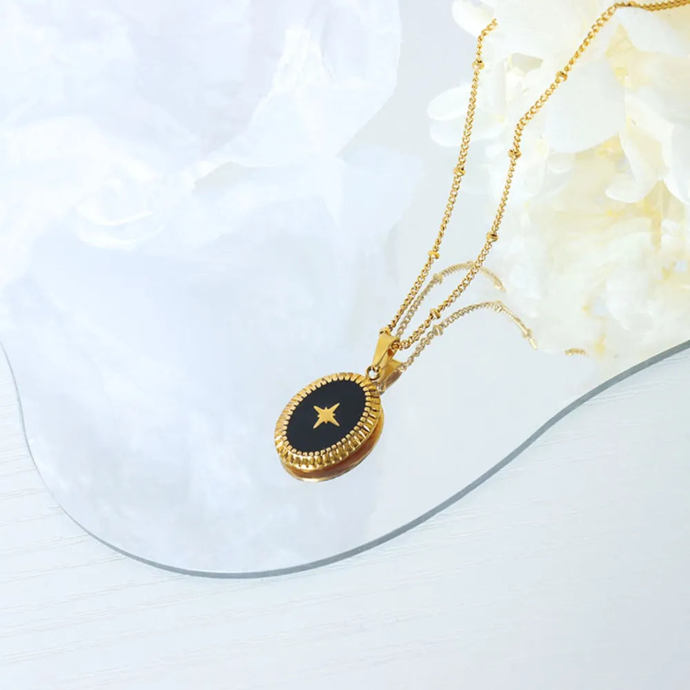 Collier doré à pendentif étoile ovale
