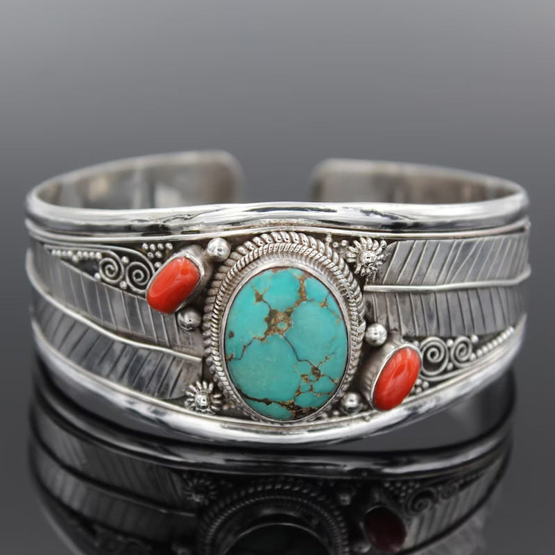 Bracelet ouvert en turquoise naturelle à motif antique