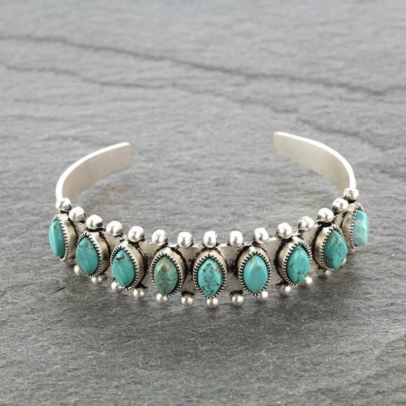 Bracelet ouvert en turquoise naturelle à motif antique