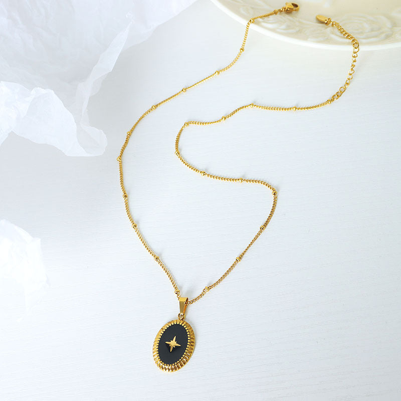 Collier doré à pendentif étoile ovale
