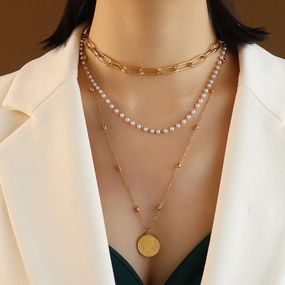 Collier doré trois rangs avec perle