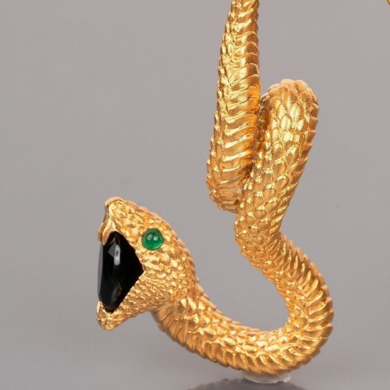 Bijou d’oreille doré motif serpent