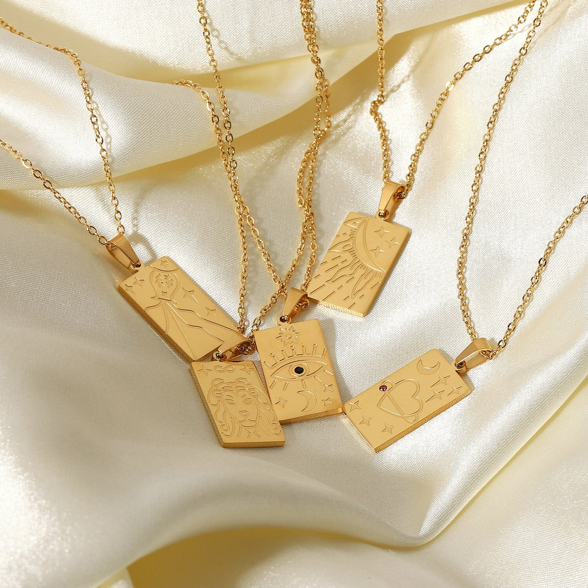 Collier pendentif doré à motifs symboliques