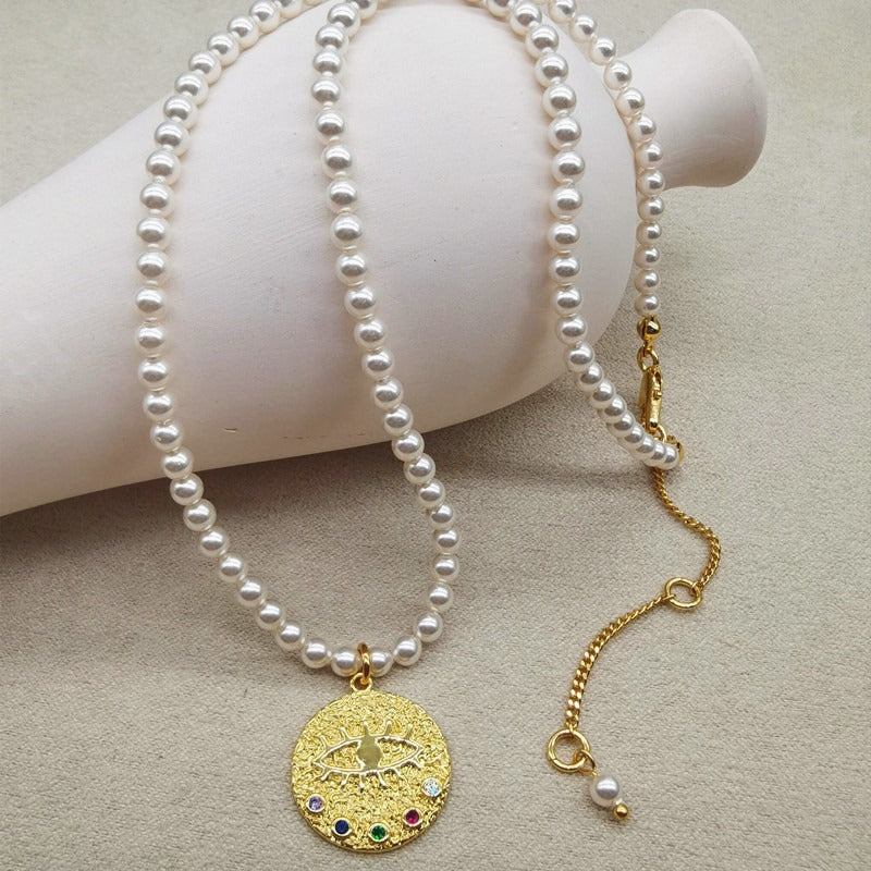 Collier de perles d’eau douce avec motif œil