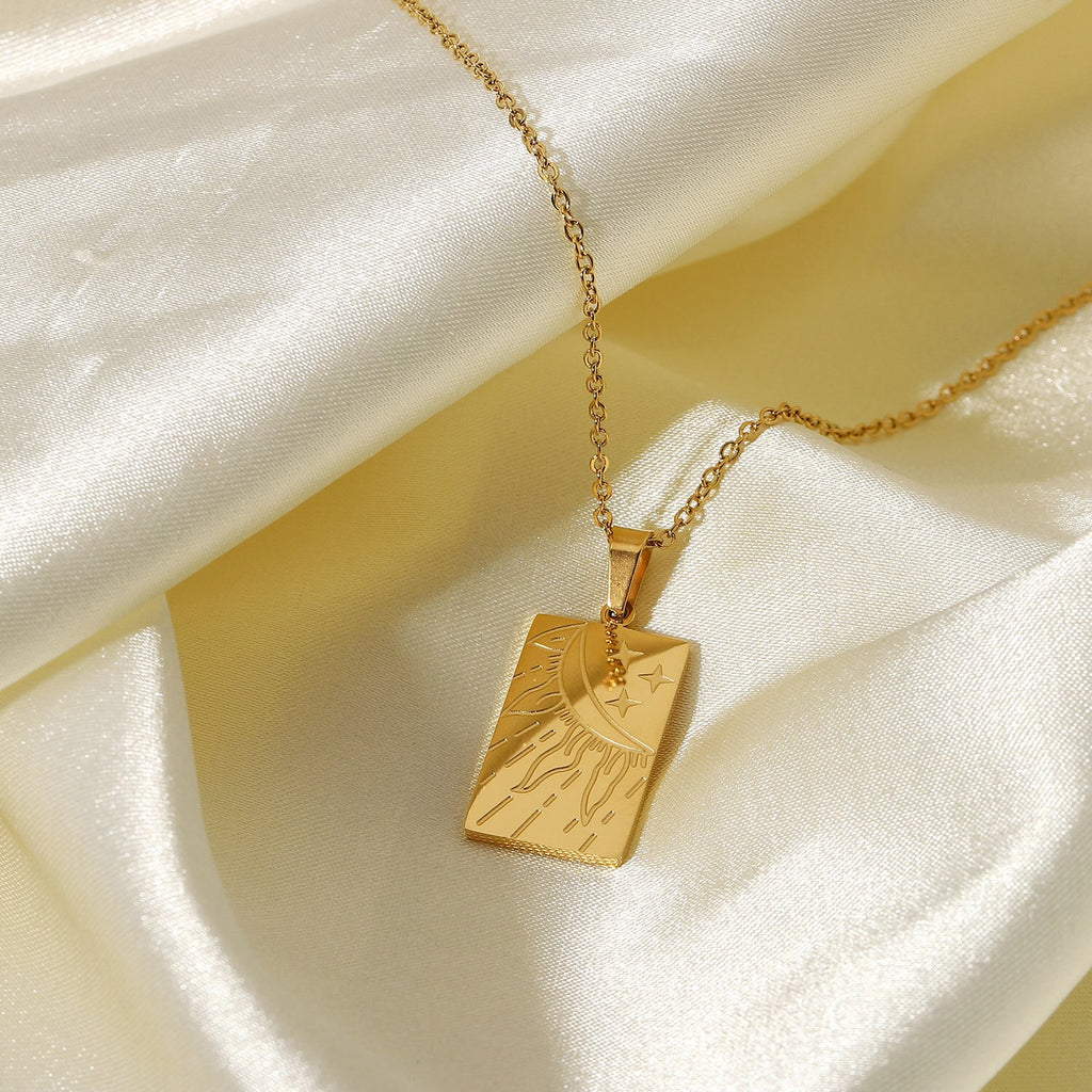 Collier pendentif doré à motifs symboliques