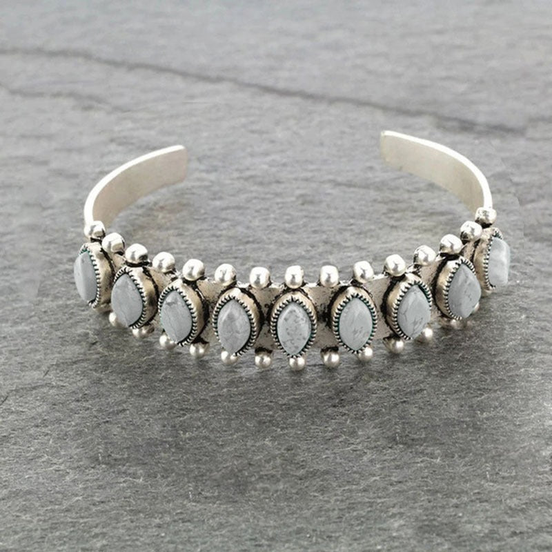 Bracelet ouvert en turquoise naturelle à motif antique