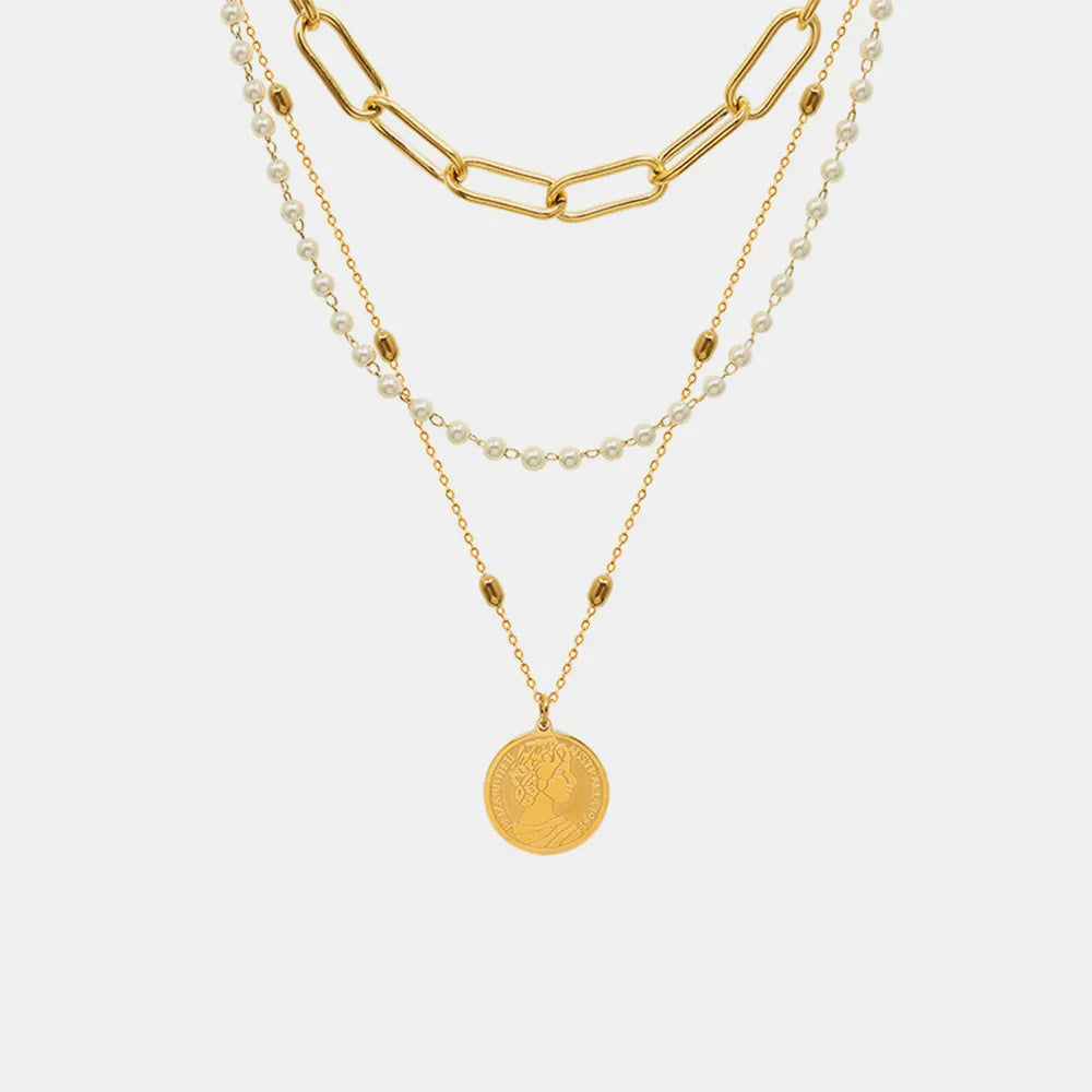 Collier doré trois rangs avec perle