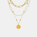 Collier doré trois rangs avec perle