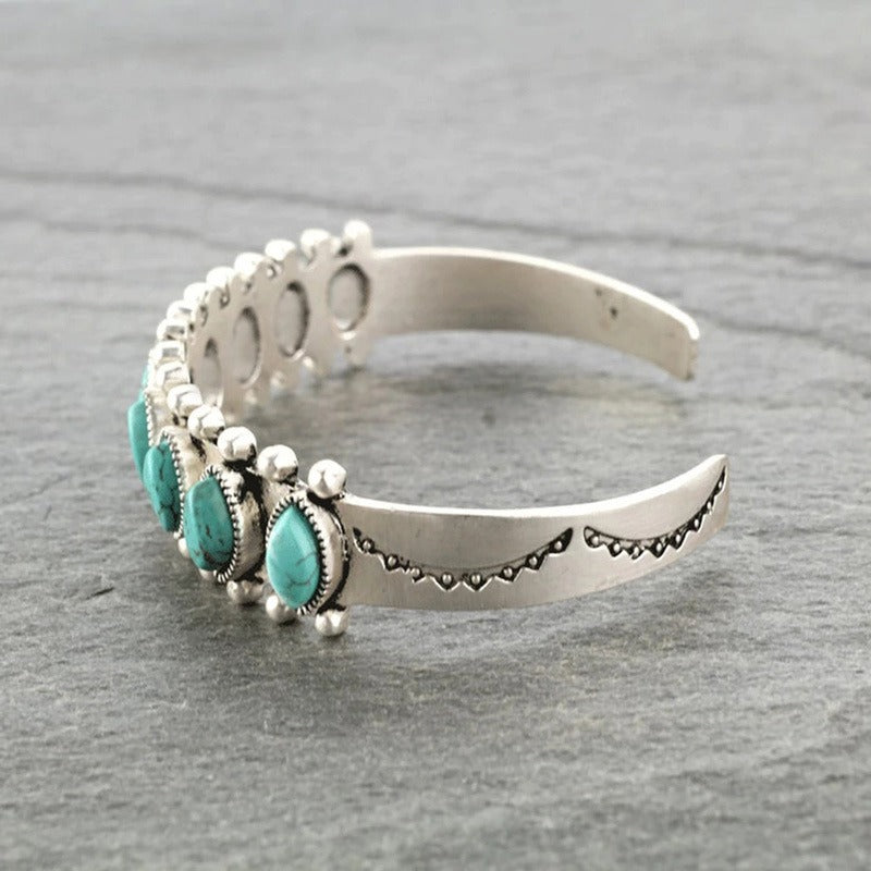 Bracelet ouvert en turquoise naturelle à motif antique