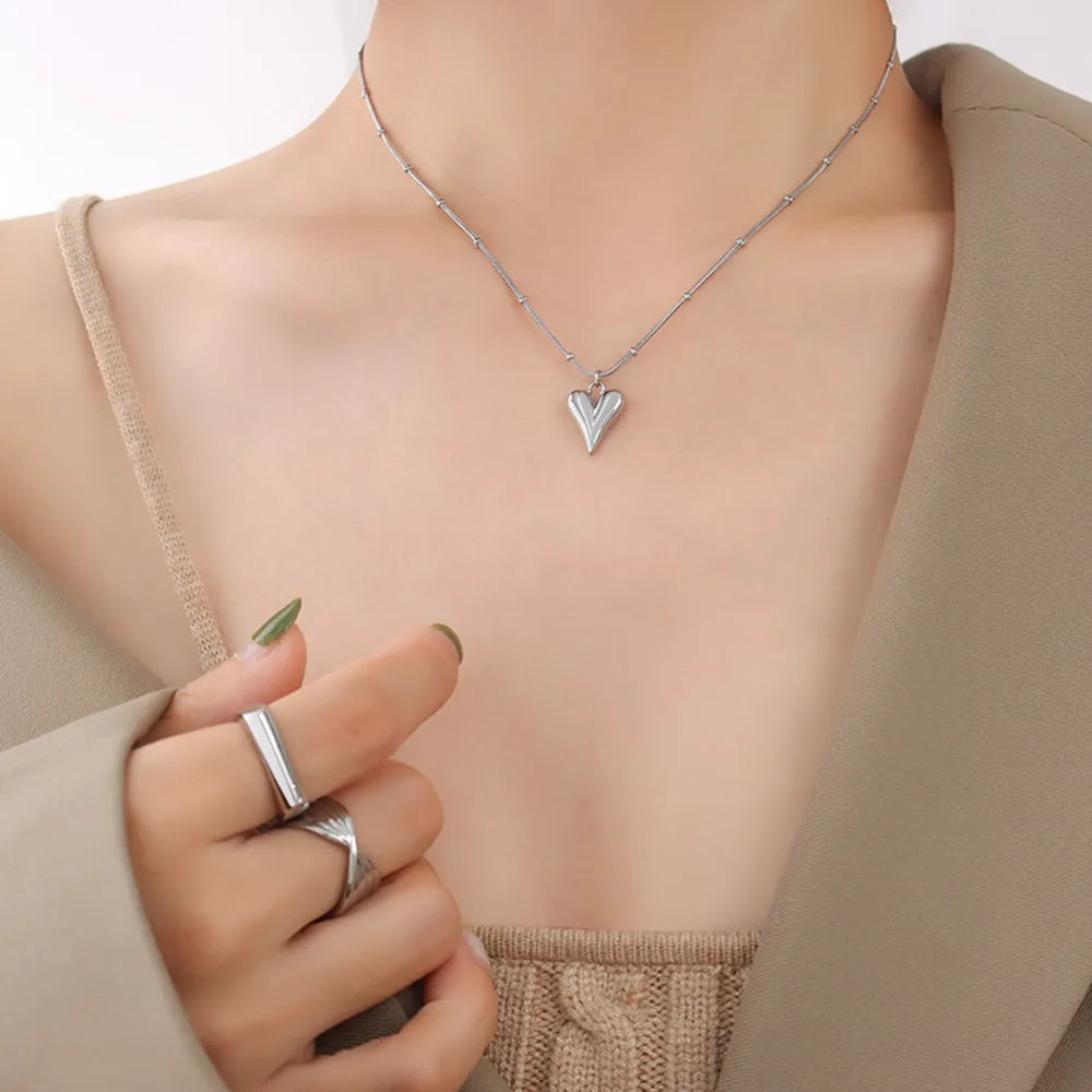 Collier cœur minimaliste en acier titane
