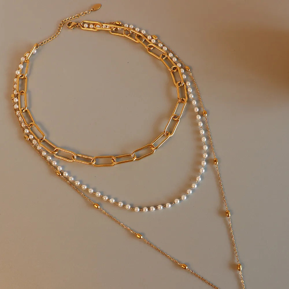Collier doré trois rangs avec perle
