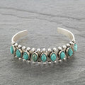 Bracelet ouvert en turquoise naturelle à motif antique