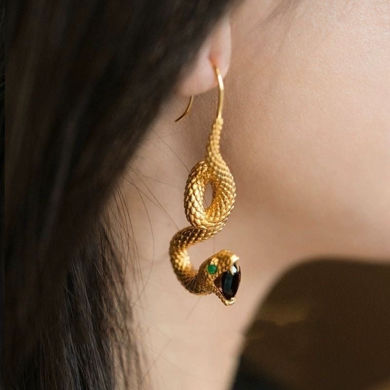 Bijou d’oreille doré motif serpent