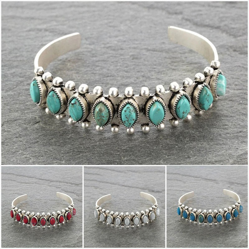 Bracelet ouvert en turquoise naturelle à motif antique