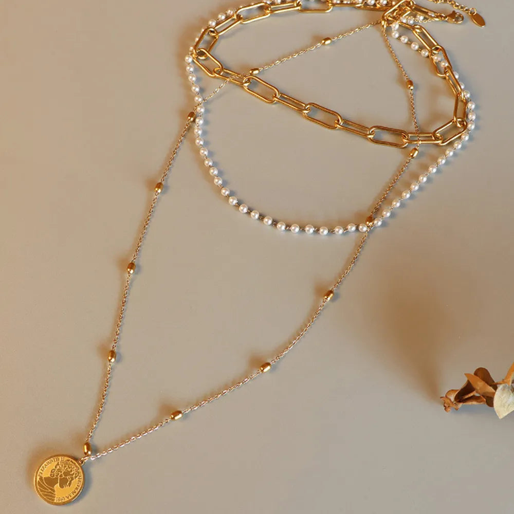 Collier doré trois rangs avec perle