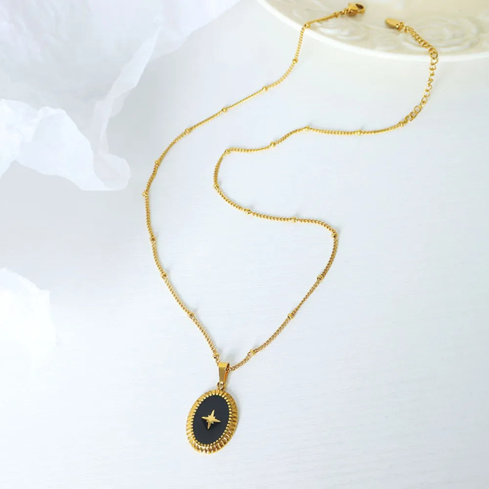 Collier doré à pendentif étoile ovale