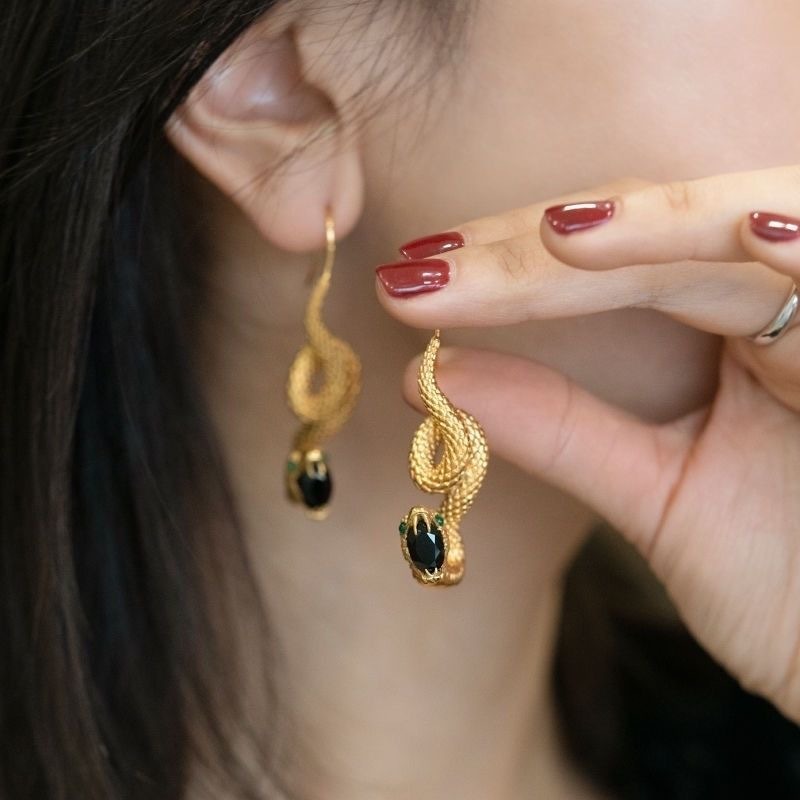 Bijou d’oreille doré motif serpent