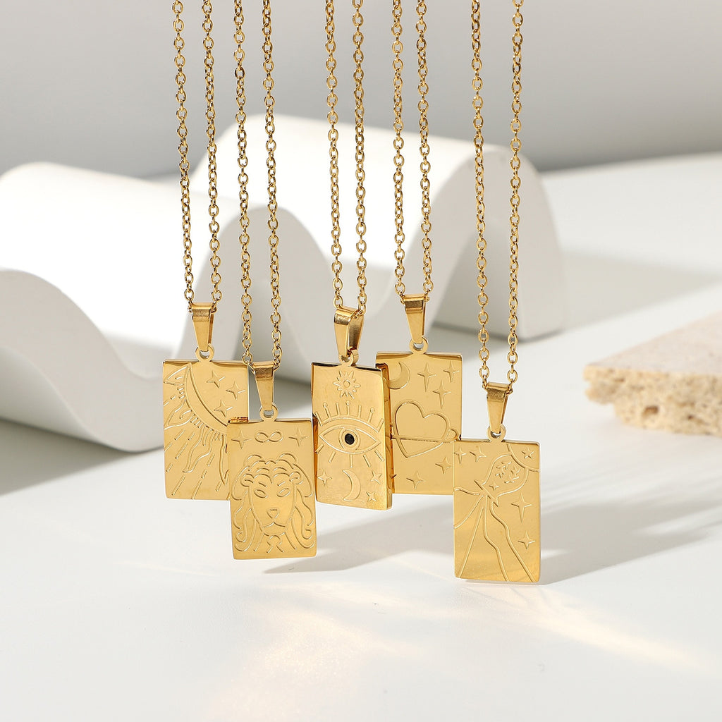 Collier pendentif doré à motifs symboliques