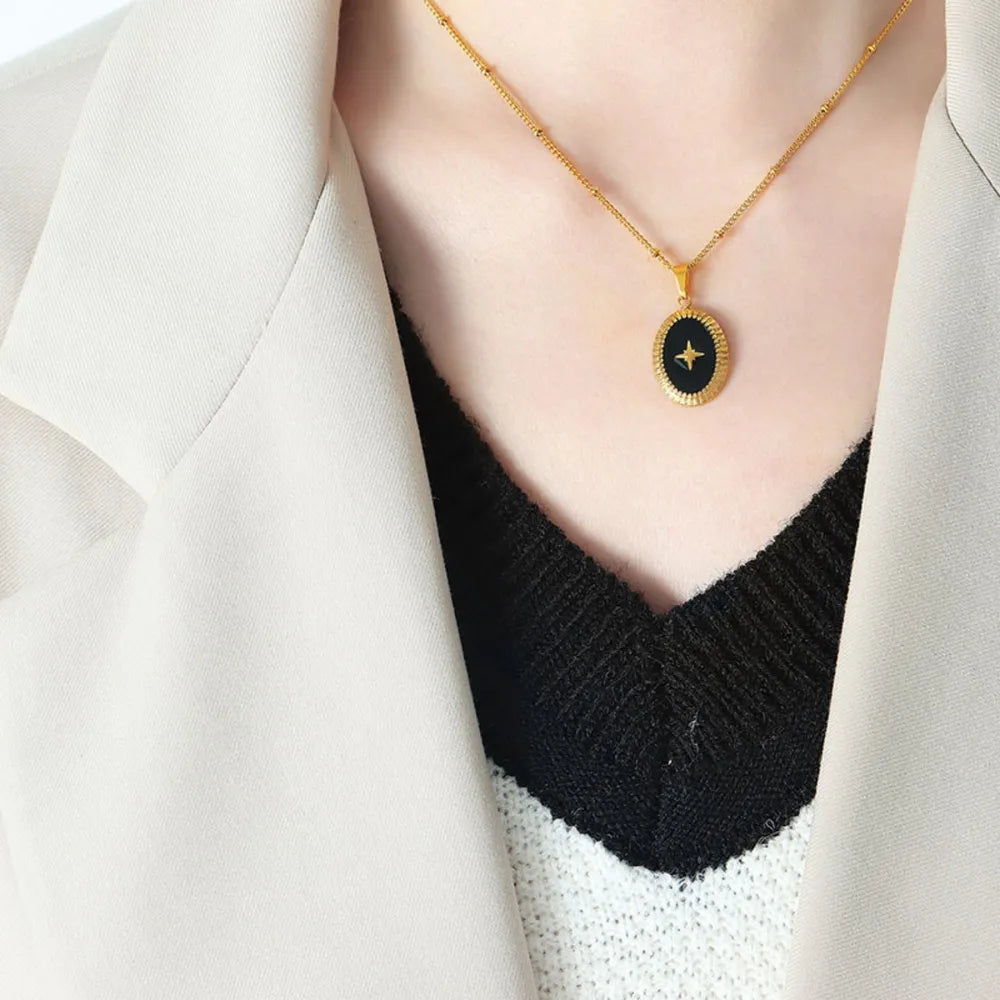 Collier doré à pendentif étoile ovale