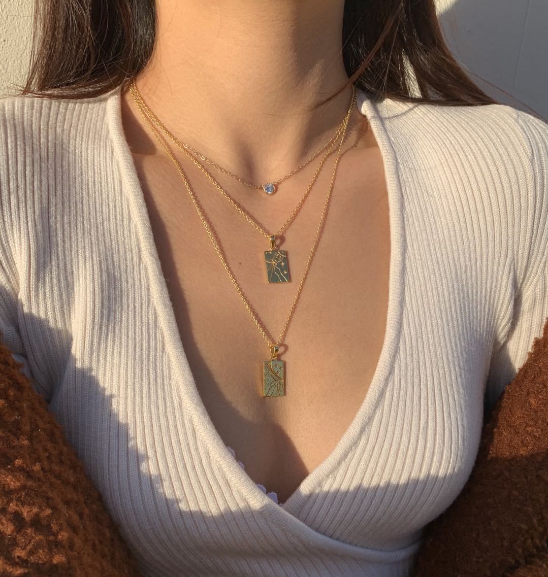 Collier pendentif doré à motifs symboliques
