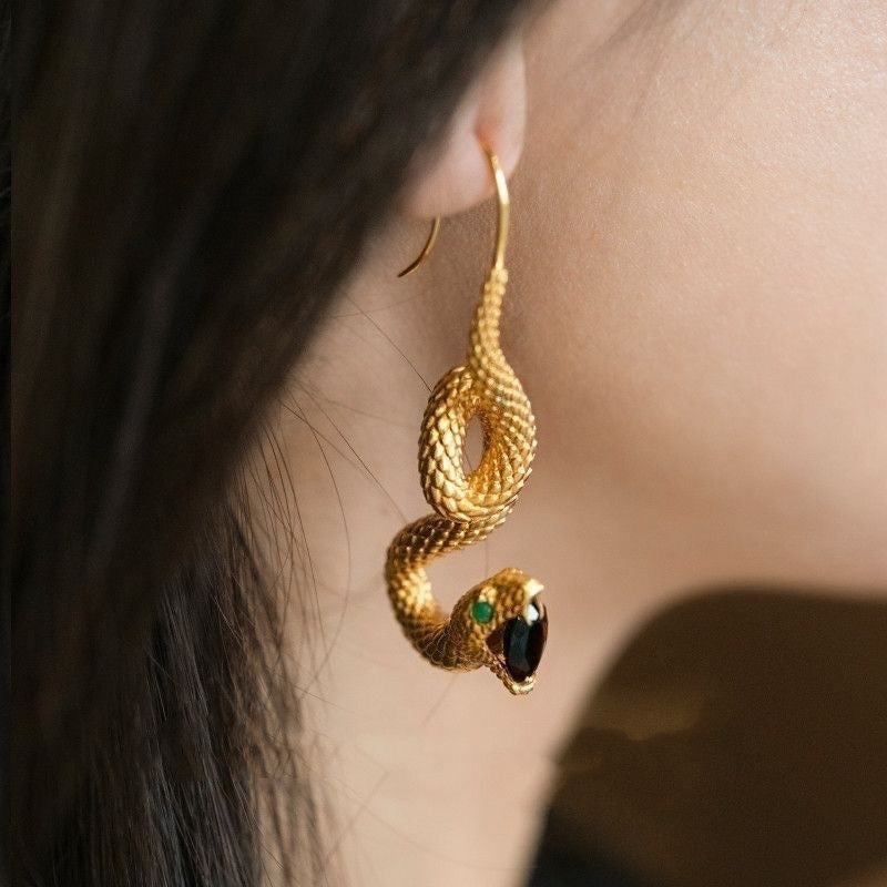 Bijou d’oreille doré motif serpent