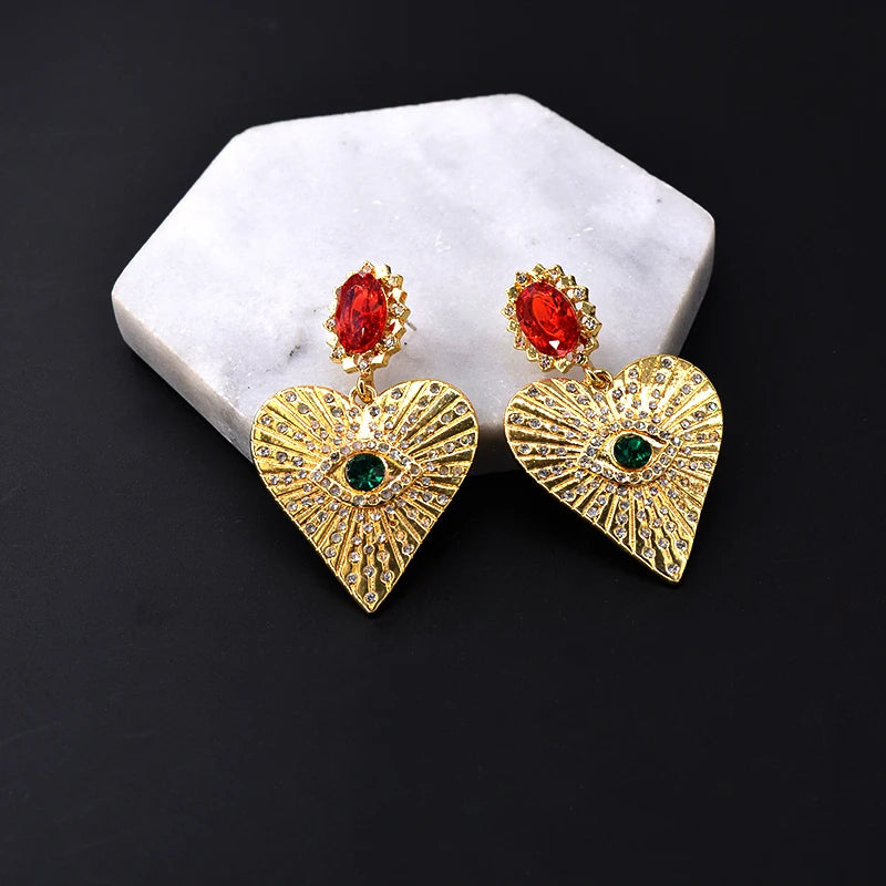 Boucles d’oreilles dorées avec pierre décorative