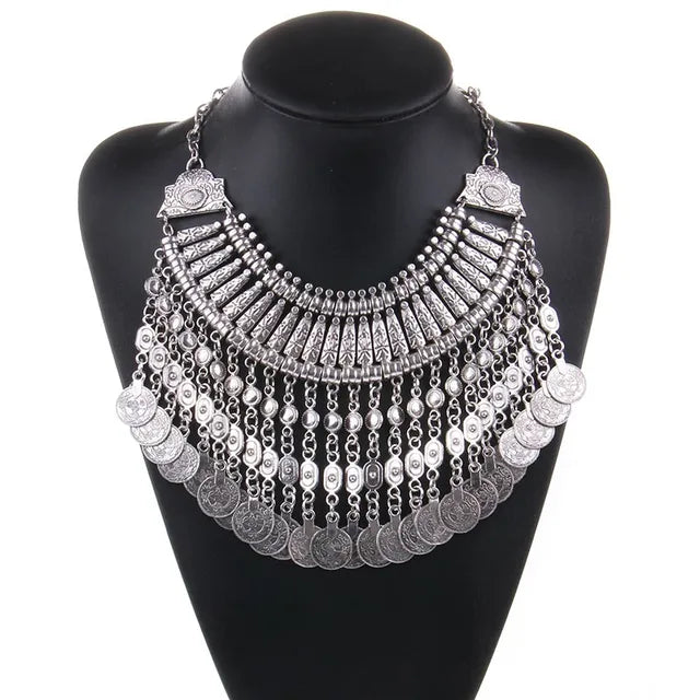 Collier plastron argenté vintage à médailles