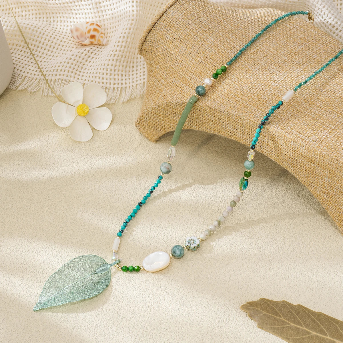 Collier doré coquillage, perle et jade