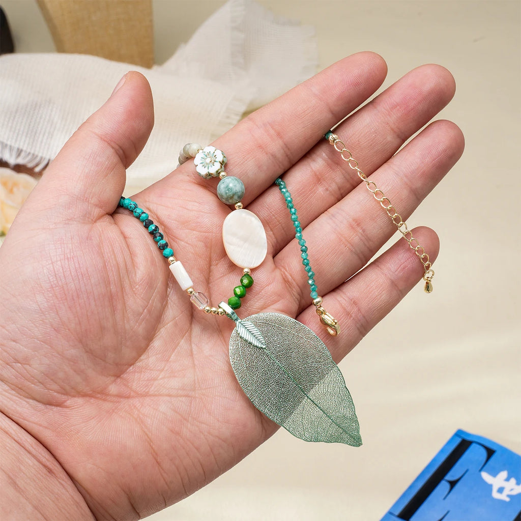 Collier doré coquillage, perle et jade