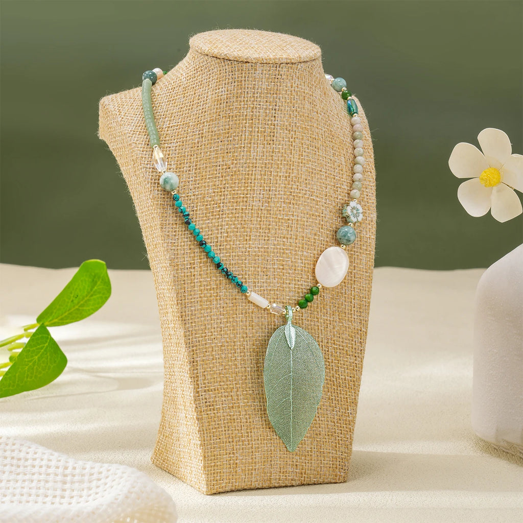 Collier doré coquillage, perle et jade
